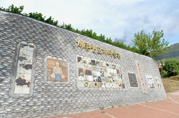 제12회 계룡산철화분청사기 축제가 오는 18일부터 21일까지 4일간 반포면 상신리 도예촌 일원에서 열린다.