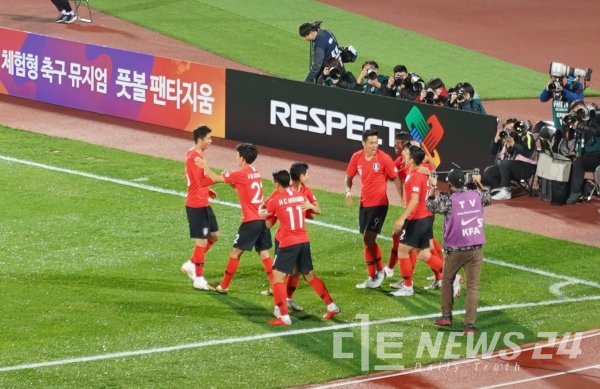 박주호의 첫 골이 터지자 기뻐하는 대표팀.