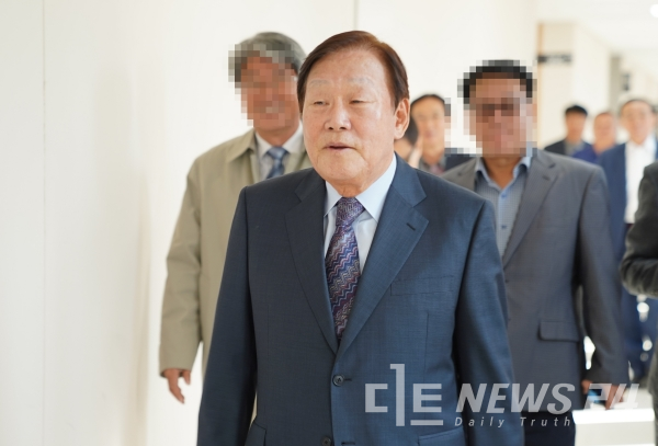 업무상 배임과 정치자금법 위반 혐의로 불구속 기소된 성무용 전 천안시장이 17일 대전지법 천안지원 재판정으로 향하고 있다.