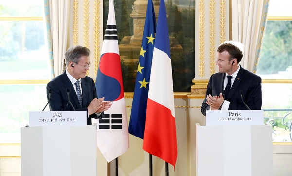 지난 15일(현지시간) 파리 대통령궁에서 열린 한불 정상회담 직후 문재인 대통령과 마크롱 프랑스 대통령이 공동 기자회견을 하고 있다. 청와대 제공