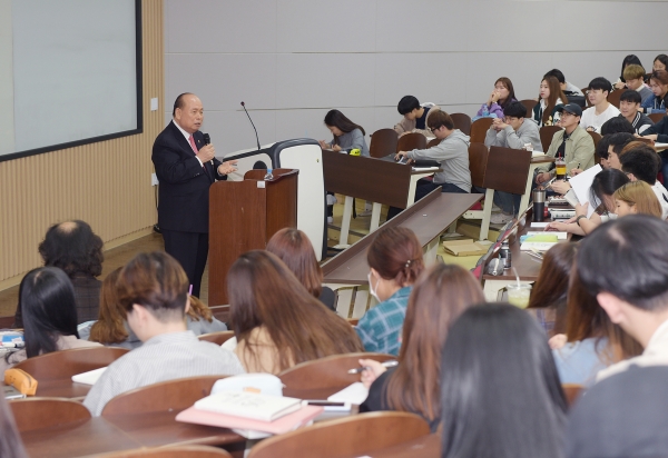 순천향대학교는 18일 이형집 KMP(주) 회장을 초청, ‘나의 금속인쇄 50년’을 주제로 기업가정신 특강을 실시했다.