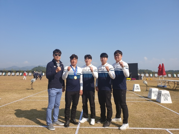 공주시청 양궁팀 박규석 선수가 전국체전에서 금메달(왼쪽에서 두번째)을 목에 걸었다.
