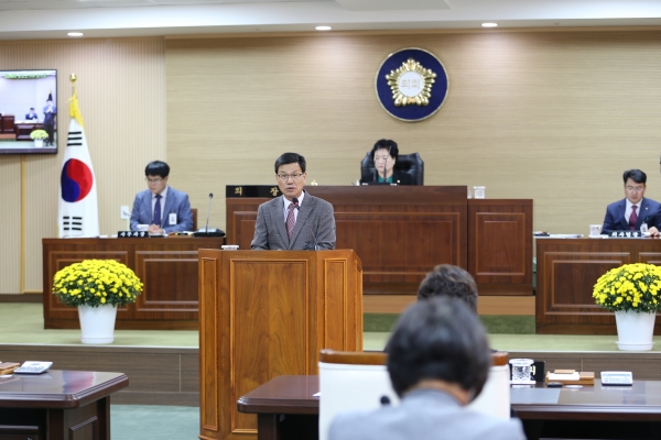 17일 김돈곤 청양군수가 의원들의 심도있는 군정 질의에 일괄 답변을 하고 있다.