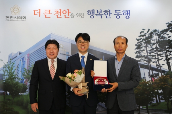 천안시의회 정병인 의원이 19일 한국노동조합총연맹 천안지역지부로부터 공로패를 수상했다.