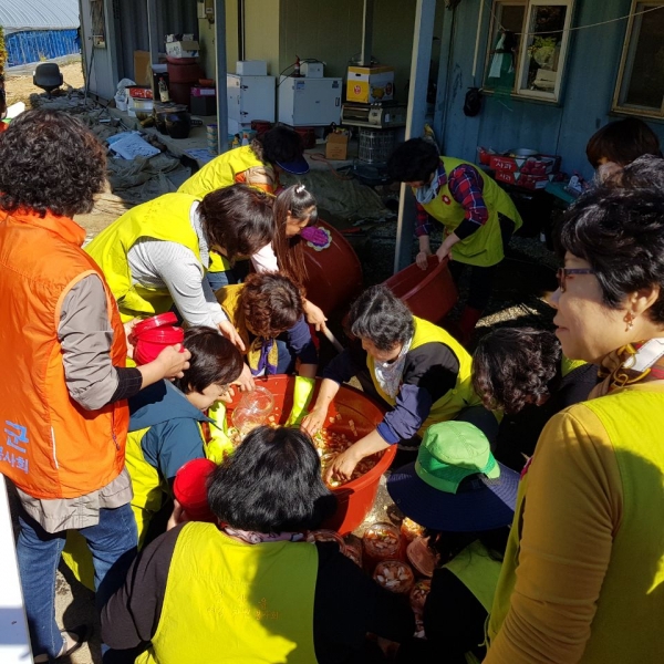 18일 청양군 청양읍여성자원봉사회가 지역 독거어르신들을 위한 밑반찬 전달 봉사활동을 벌였다.