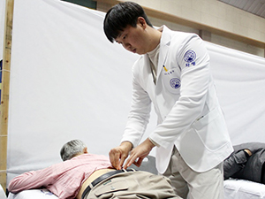대전자생한방병원 의료진이 충남 논산 은진면 진료소를 방문한 근골격계 환자에게 침치료를 하고 있다.