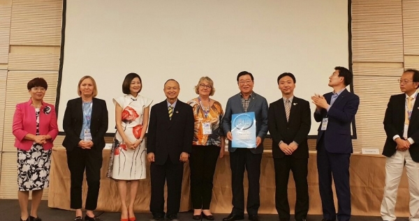 김석환(왼쪽 네 번째) 홍성군수가 지난 17일부터 20일까지 말레이시아 쿠칭에서 개최된 제8차 AFHC(서태평양 건강도시연맹) 국제 컨퍼런스에 참가해 WHO 서태평양지역 건강도시연맹 신규 가입 인증서를 수여받았다