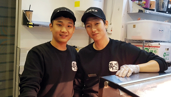촤측부터 점장을 맡고 있는 청년창업자 김동현과 손범수 대표. 둘은 초등학교부터 대학(한남대 문예창작과) 까지 동기동창.