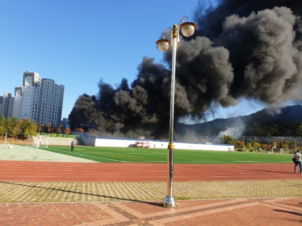 대전 관저다목적체육관 건립공사 현장에서 화재가 발생해 전소됐다. 장종태 서구청장은 화재와 관련해 22일 사과 입장을 밝혔다.