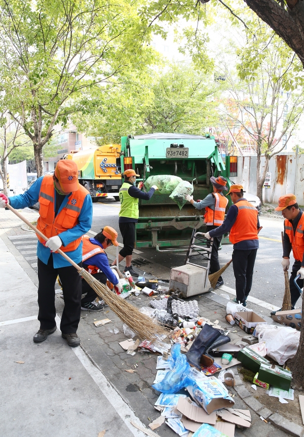 봉명동 카페거리 방치쓰레기 청소하는 환경미화원