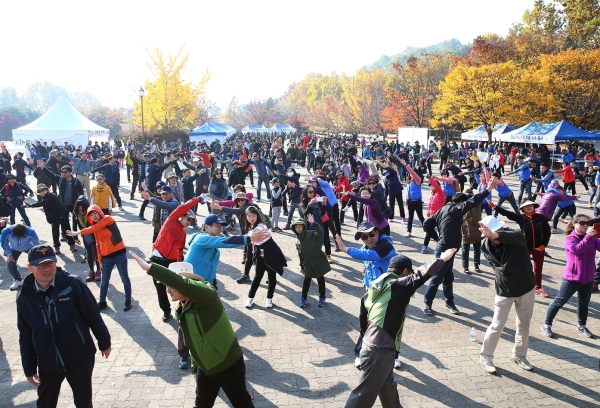 지난해 열린 탄동천단풍길 걷기한마당 개최 모습