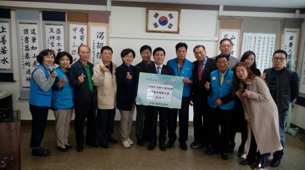 대전 봉사체험교실 회원들이 황인호 동구청장과 함께 기념촬영하고 있다.