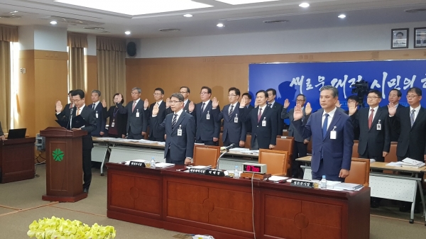 22일 국정감사에서 증인 선서를 하고 있는 허태정 대전시장(왼쪽 끝)과 대전시 고위 공직자들.
