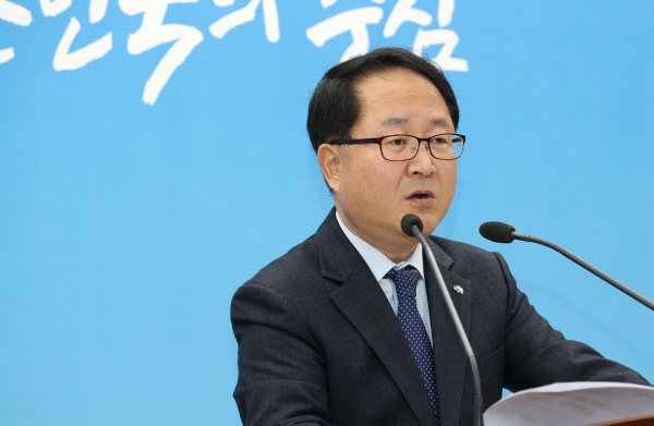 남궁영 행정부지사가 25일 민선7기 첫 조직개편안에 대해 설명하고 있다.