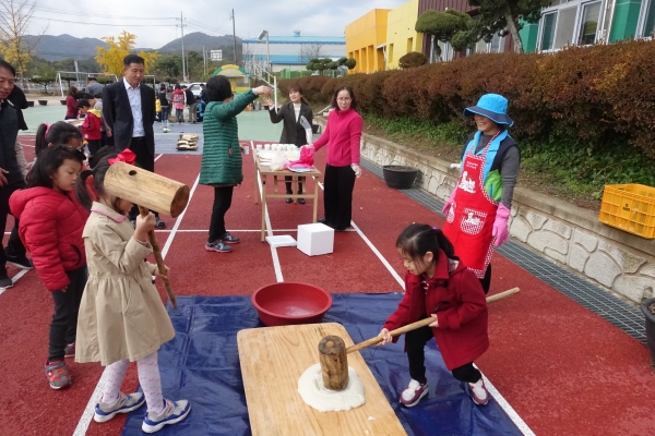 청양 청송초등학교가 29일 학교 운동장에서 전교생을 대상으로 벼 추수 및 나눔 행사를 가졌다.