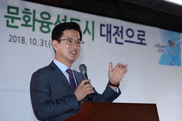 허태정 대전시장이 31일 대전역 옛 보급창고에서 민선7기 문화예술 관련 정책방향에 대해 설명하고 있다.