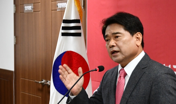 8일 정례 기자회견에 나선 육동일 자유한국당 대전시당 위원장.