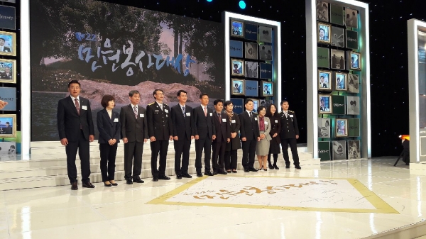 민원봉사대상 시상식 장면(사진 오른쪽에서 6번째 김준룡 주무관)