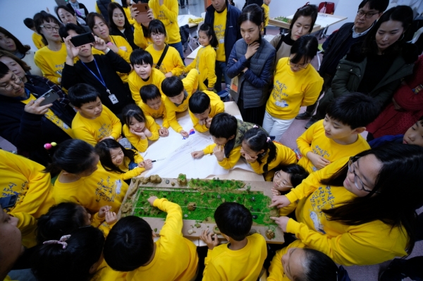11일 행정중심복합도시건설청과 한국토지주택공사는 행복도시 어린이놀이터 시범사업지에서 '어린이디자이너 캠프'를 열었다.