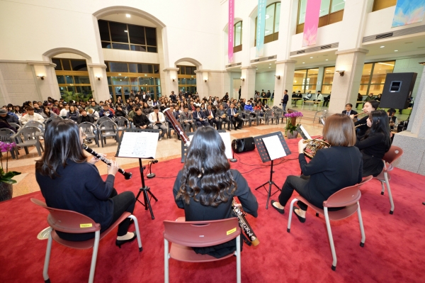 선문대학교는 15일 대학 내 중앙도서관에서 ‘4회 작은 음악회’를 개최했다.