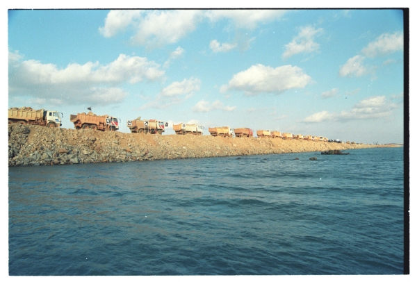 1995년에 완공된 당진시 송산면과 석문면의 바닷길을 연결하는 석문방조제(10.6㎞) 공사 장면.(사진=당진시 제공)