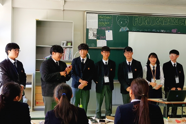 천안 목천고 학생과 일본 후쿠오카 소재 고교 학생들이 인사를 나누고 있는 모습.