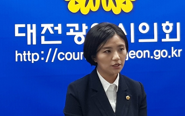 김소연 대전시의원(서구6, 민주)이 20일 오전 대전시의회 기자실에서 지방선거 금품선거 요구 사건 등에 대해 밝히고 있다.