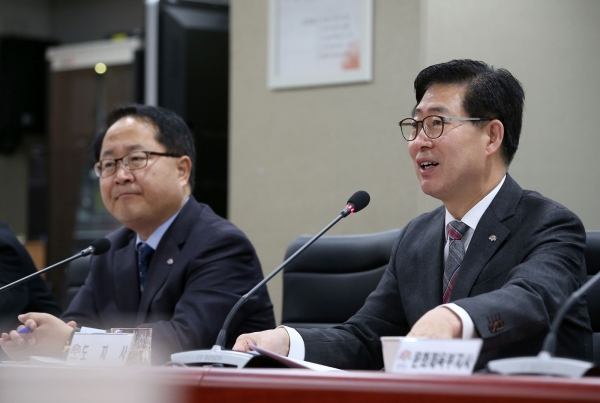 양승조 충남지사가 21일 실국원장회의에서 15개 시.군에 대한 감사 인사를 전했다.