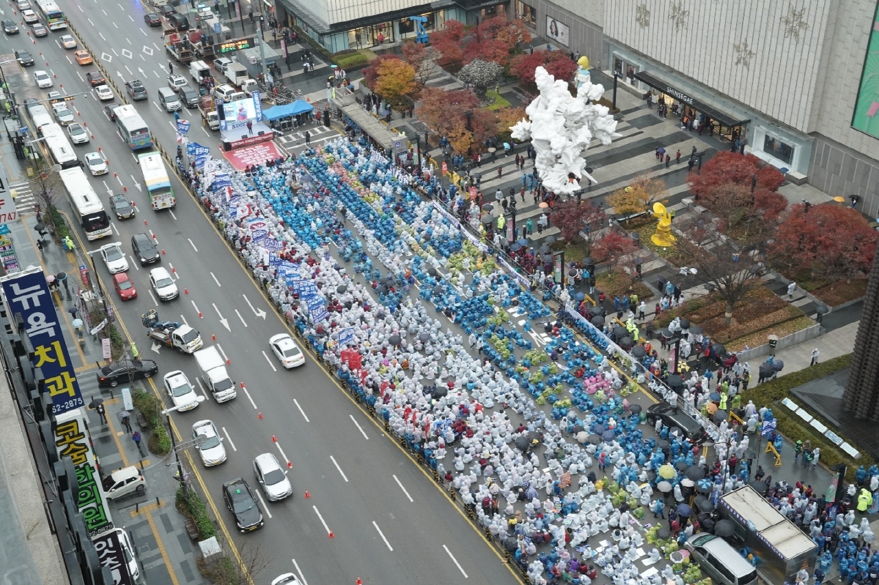 천안시 신부동 신세계백화점 앞에 운집한 민노총 세종충남본부.