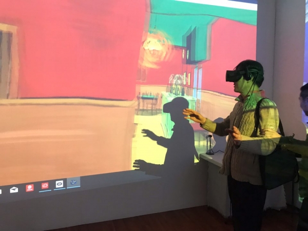 예술과 첨단기술이 결합한 인터랙티브 미디어 아트전, VR아트존. 한 관람객이 VR을 착용한 채 고흐의 작품 속으로 직접 들어가 고흐의 예술세계를 경험하고 있다.