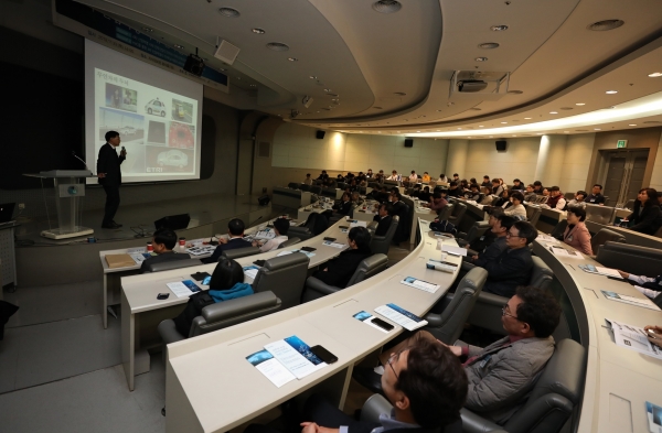 남서울대학교는 22일 기업과 지자체 및 출연기관 관계자 100여명을 초청해 ‘산학연 초청 4차 산업혁명 시대 HxC 페스티벌’ 행사를 개최했다.