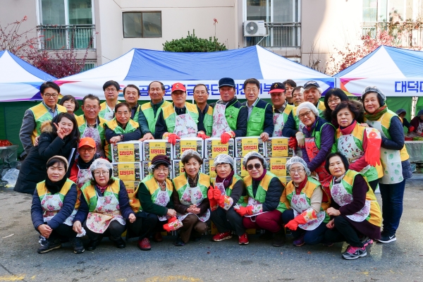 김장 후 공무원연금공단 대전지부 직원들과 상록봉사단원들이 함께 기념 촬영을 하고 있다.