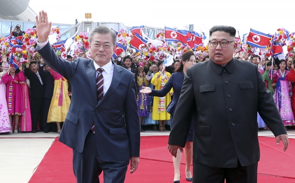 지난 9월 18일 김정은 북한 국무위원장이 평양을 방문한 문재인 대통령을 안내하고 있는 모습.