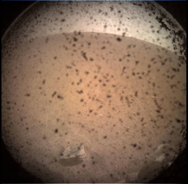 인사이트호에서 전송된 화성 표면사진 (출처: 미항공우주국).