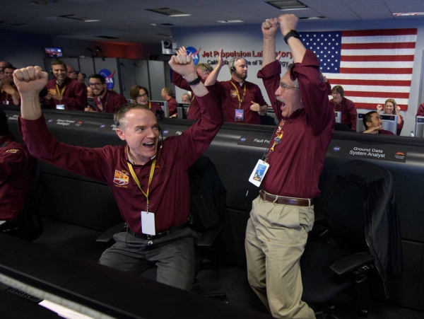 인사이트호의 성공적인 착륙에 환호하는 NASA 직원들 (출처: 미항공우주국).