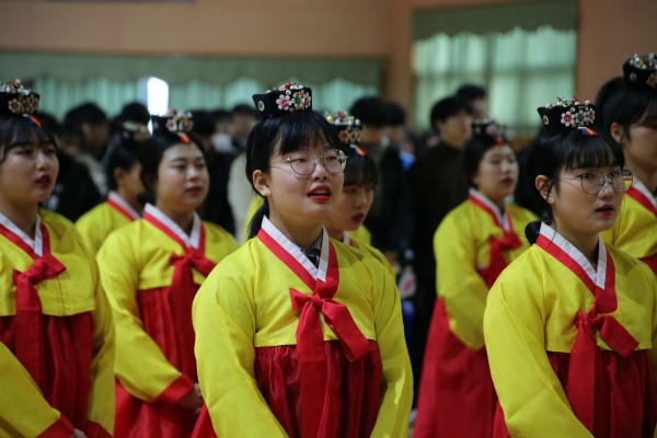 27일 청양문화원이 정산고 대강당에서 성년의 날을 맞아 ‘2018 전통 성년례’를 가졌다.