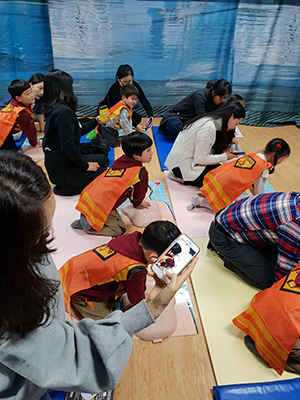대전 서구 월평동 소재 세명유치원은 28일 오후 부모참여 수업을 실시, 원생들이 심폐소생술 실습을 하고 있다.