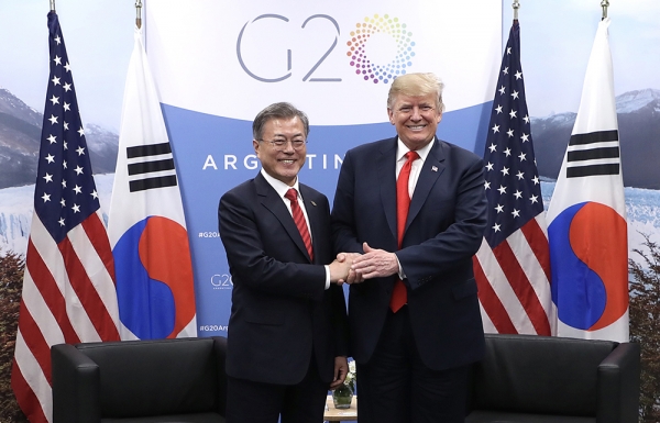 문재인 대통령과 도널드 트럼프 미국 대통령이 지난 달 30일(현지시간) 아르헨티나 부에노스아이레스 G20 양자회담장에서 비공개 단독 정상회담을 가졌다. 청와대 제공