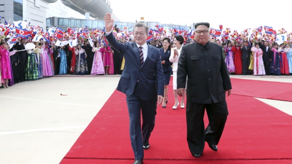 김정은 북한 국무위원장이 지난 9월 정상회담을 위해 평양을 방문한 문재인 대통령을 영접하고 있다. 평양사진공동취재단