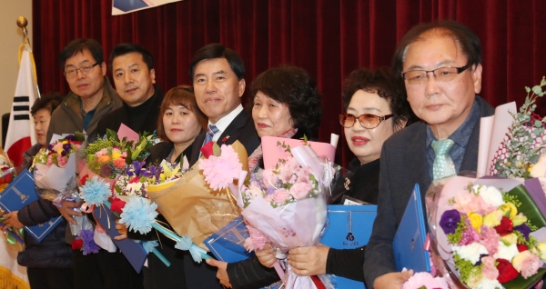 2018년 복지만두레 한마음대회에서 황인호 동구청장(사진 가운데)이 유공자들과 함께 기념촬영하고 있다.