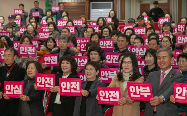 대덕구 자원봉사가족 한마음대회에 참석해 자원봉사자들과 자리를 함께한 박정현 대덕구청장