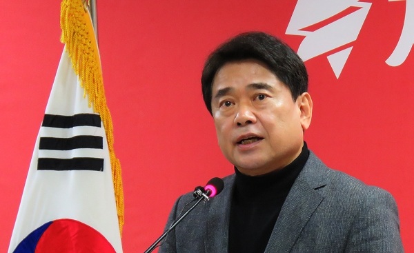 육동일 자유한국당 대전시당위원장이 6일 기자회견을 통해 서대전역 KTX 문제, 김소연 시의원 금품선거 폭로사건 등에 대한 입장을 밝히고 있다.