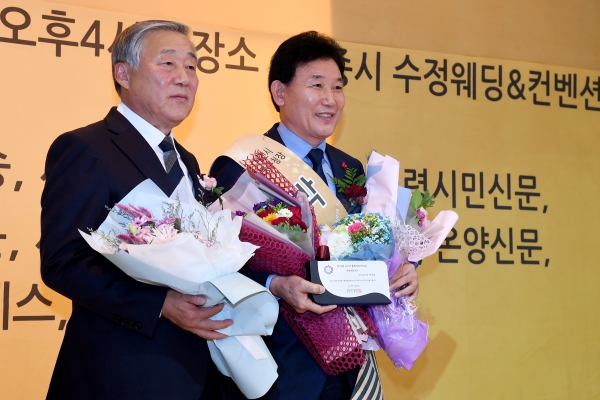 충남지역신문협회 이평선 회장과 박용갑 중구청장(왼쪽부터)