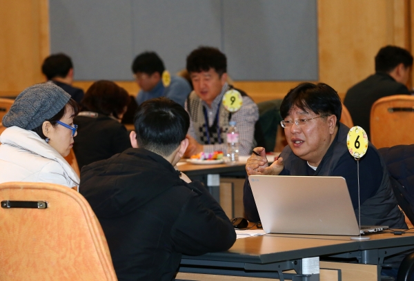 지난 8일 충남대학교에서 열린 유성구의 2019학년도 대학입시설명회에서 학생과 학부모 현직교사와 함께하는 맞춤형 1:1진학상담을 진행하고 있다.
