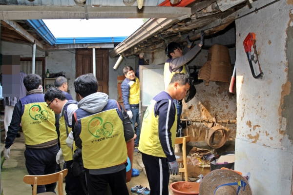 한전KPS㈜ 당진사업처 직원들이 취약계층 전기설비 안전점검 봉사활동하는 모습