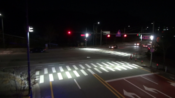 야간 운전자의 가시성을 높이기 위해 유성구가 횡단보도에 LED집중조명시설을 설치했다.