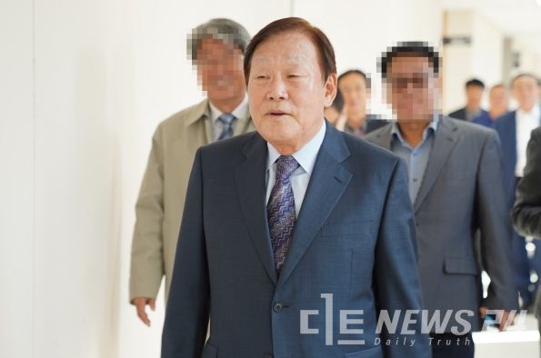 성무용 전 천안시장이 항소심 첫 공판에서 혐의를 전면 부인했다. 사진은 성 전 시장이 법정에 들어가는 모습.