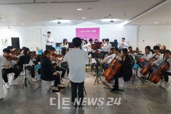 둔포중 오케스트라 동아리 '위드 앙상블'이 공연을 펼치고 있는 모습.