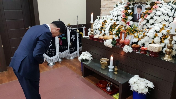 13일 양승조 충남지사가 태안화력발전소에서 숨진 고 김용균(24)씨의 빈소를 찾아 조문하고 유가족들을 위로했다.