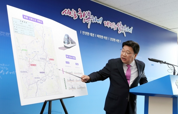 지난 2016년 트램 시범노선 건설계획을 발표하고 있는 권선택 전 대전시장. 자료사진.